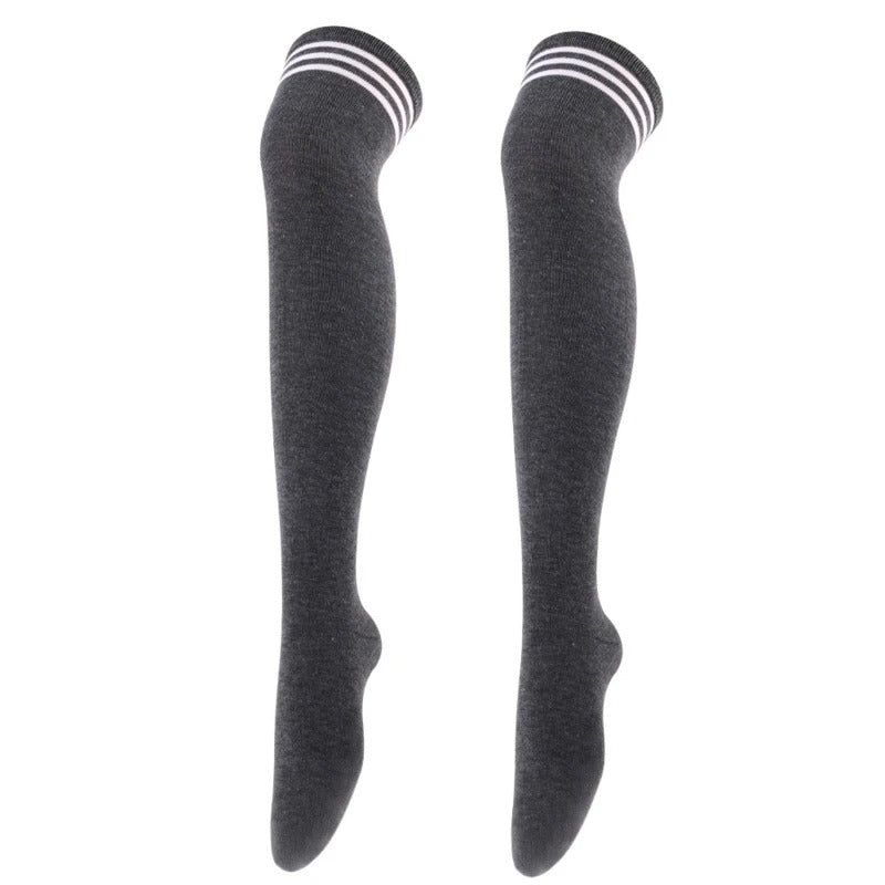 Calcetines altos de mujer en color gris con rayas blancas