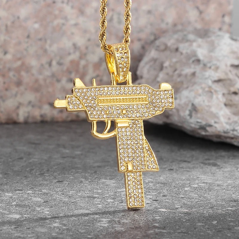 collier avec pendentif gun Uzi 